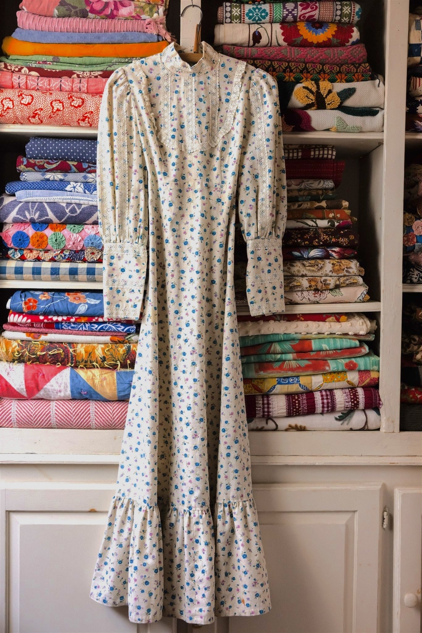 VINTAGE DRESSES & SKIRTS